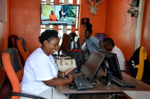 A community radio station in Kenya supported by the Social Media 4 Peace project organizes live talk shows in local languages on hate speech and disinformation in 2023. UNESCO